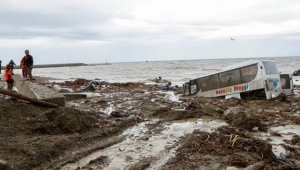 انهيار أرضي بسبب الأمطار في جزيرة إيشيا الإيطالية يجرف المنازل والسيارات