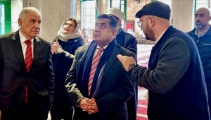 وزير بريطاني مسلم يؤدي الصلاة في المسجد الأقصى