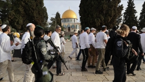 عشرات المستوطنين يقتحمون المسجد الأقصى بحراسة الشرطة الإسرائيلية