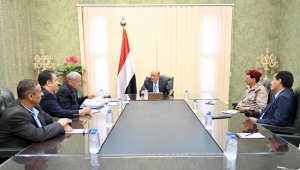 العليمي يؤكد التزام المجلس الرئاسي بدعم اللجنة الأمنية والعسكرية لتنفيذ مهامها