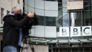 تحقيق في "BBC" بشأن مذيع متهم بدفع أموال لقاصر مقابل "صور جنسية"