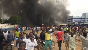 النيجر.. الانقلابيون يتهمون الحكومة بتوقيع وثيقة تسمح بهجوم فرنسي لتحرير الرئيس المعزول