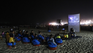 "سينما البحر".. شاشة عملاقة على شاطئ غزة