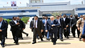 العليمي يغادر المهرة بعد زيارة استمرت أسبوعا