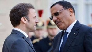 الرئيس الفرنسي ماكرون يقول إنه يتحدث يوميا مع رئيس النيجر المعزول بازوم