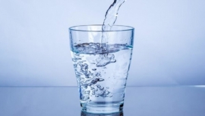 ما الكمية الكافية لجسم الانسان من الماء يومياً؟