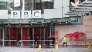 بي بي سي تحقق مع صحفيين أشادوا بالمقاومة وتتراجع عن ربط داعمي فلسطين بحماس