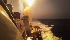 "إيكونوميست": ما الذي يمتلكه الحوثيون من صواريخ مضادة للسفن وهل سيكون هناك رد أمريكي؟ (ترجمة خاصة)