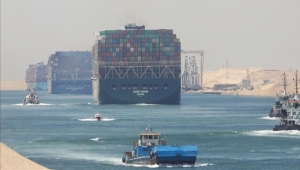 ابتعاد سفن الشحن عن قناة السويس يضغط على اقتصاد مصر المتعثر