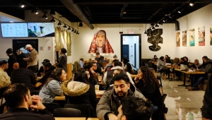 الشاي في وقت متأخر من الليل والمغازلة السرية: لماذا يتوافد المسلمون الأمريكيون على المقاهي اليمنية؟ (ترجمة خاصة)