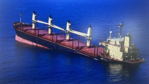 شبكة أمريكية تسلط الضوء على الهجوم الحوثي على سفينة أدى إلى تسرب نفطي في البحر الأحمر بطول 18 ميلا
