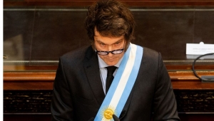 رئيس الأرجنتين يحذر البرلمان: سأحكم "مع أو بدون" دعم سياسي