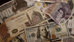 البنك المركزي المصري يرفع سعر الفائدة والجنية