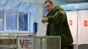 الناخبون الروس يتوجهون  إلى مراكز الاقتراع للإدلاء بأصواتهم في الانتخابات الرئاسية