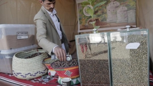 القهوة اليمنية تقاوم للبقاء على موائد رمضان