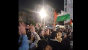 حشود أمام سفارة الاحتلال في عمّان.. وصور السنوار تُرفع بالعقبة