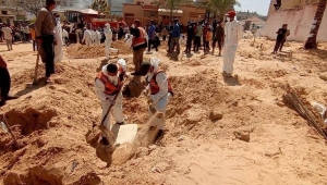 اكتشاف مقبرتين جماعيتين بساحة مستشفى ناصر بخانيونس.. جثث بلا رأس