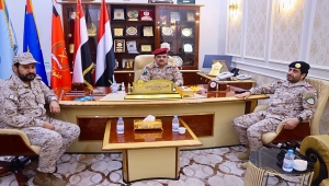 عدن.. وزير الدفاع يلتقي قائد قوات التحالف لبحث المستجدات العسكرية بجبهات القتال