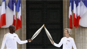 الشعلة الأولمبية تبدأ رحلتها في باريس قبل موعد الافتتاح