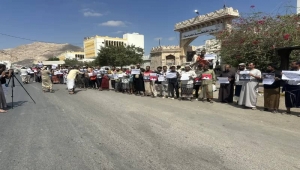 وقفة احتجاجية بالمكلا للمطالبة بالإفراج عن بسام باحشوان المعتقل في سجون قوات تمولها الإمارات