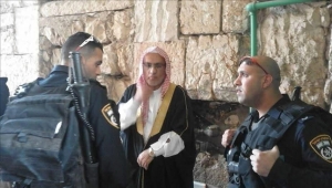 إسرائيل تبعد خطيب الأقصى عن المسجد أسبوعا إثر إدانته الإبادة بغزة