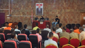 تعز.. عمال وموظفو صندوق النظافة يُقرّون رفع الإضراب واستئناف أعمالهم ومواصلة الإعتصام