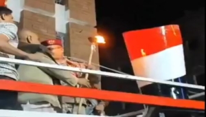 والد افتهان المشهري يوقد شعلة الذكرى الـ 63 لثورة 26 سبتمبر في تعز