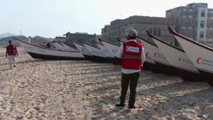 الهلال الأحمر القطري يوزع قوارب صيد لدعم الأسر الضعيفة باليمن