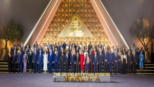 العليمي يشارك في افتتاح المتحف المصري الكبير ويعتبره "إنجازًا فريدًا"