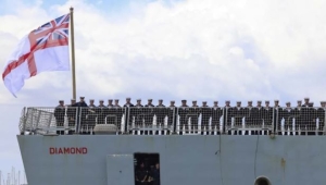 البحرية الأمريكية تمنع وسام التميز لطاقم مدمرة بريطانية لدوره باعتراض مُسيّرات الحوثيين في البحر الأحمر