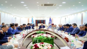 عقب سيطرة الانتقالي.. الزبيدي يوجه بتطبيع الأوضاع في محافظتي حضرموت والمهرة