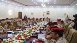 وزير الدفاع يعقد في عدن اجتماع جديد ويشدد على إنهاء مظاهر الإزدواجية وتعزيز وجود هيبة الدولة