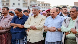 الصبيحي ورئيس الحكومة يؤديان صلاة عيد الفطر بعدن والخطيب يدعو لتوحيد الصفوف