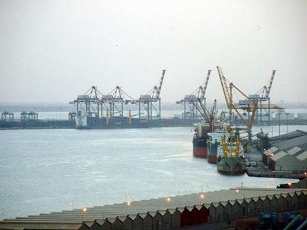 ميناء عدن يبدأ باستقبال السفن التجارية