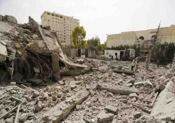 سقوط عشرات القتلى والجرحى في انفجارين استهدفها مسجد بالعاصمة صنعاء