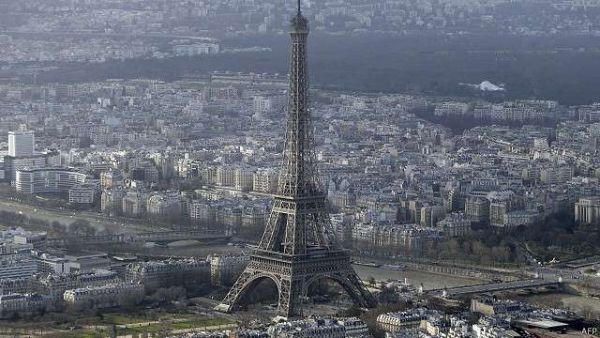 الشرطة الفرنسية تغلق برج إيفل لدواع أمنية