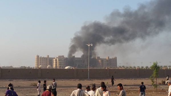 ثلاثة انفجارات تستهدف مقر الحكومة والمصافي في عدن (صور)