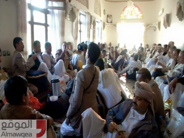 شاهد : صحفي حوثي ينشر صورا جديدة لأبو علي الحاكم في اجتماع عن تعز والجندي ضمن الحضور