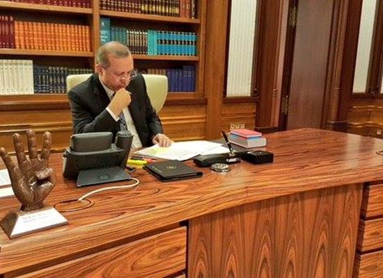 شاهد .. «رابعة» على مكتب أردوغان