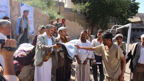 المخلافي يوزع بطانيات الشتاء على الاسرى الحوثيين (صور)