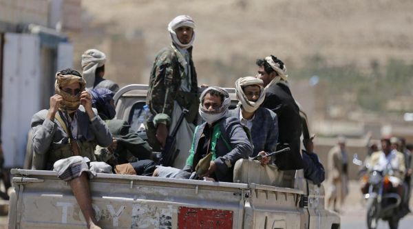الحوثيون ينشرون جنود الحرس الجمهوري على مداخل صنعاء ويتمركزون في عمارات سكنية