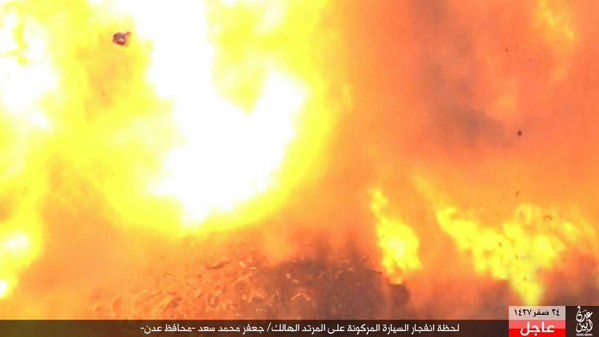 شاهد صور جديدة للسيارة المفخخة التي استهدفت محافظ عدن قبل وخلال انفجارها