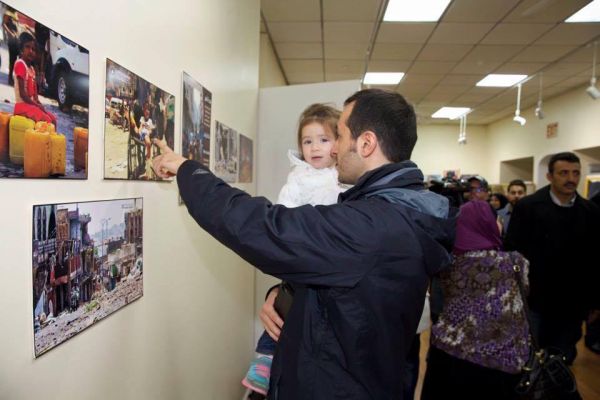 معرض صور بنيويورك الأمريكية عن جرائم الحوثيين وقوات صالح بحق الأطفال والمدنيين بتعز (صور)