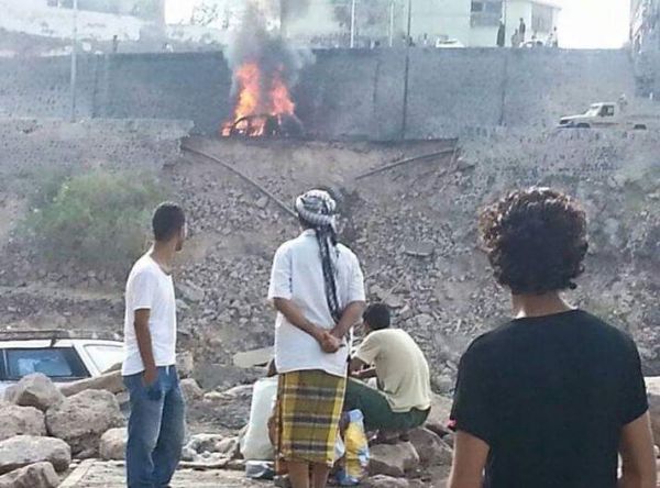 مقتل محافظ عدن بعبوة ناسفة استهدفت سيارته (صور)