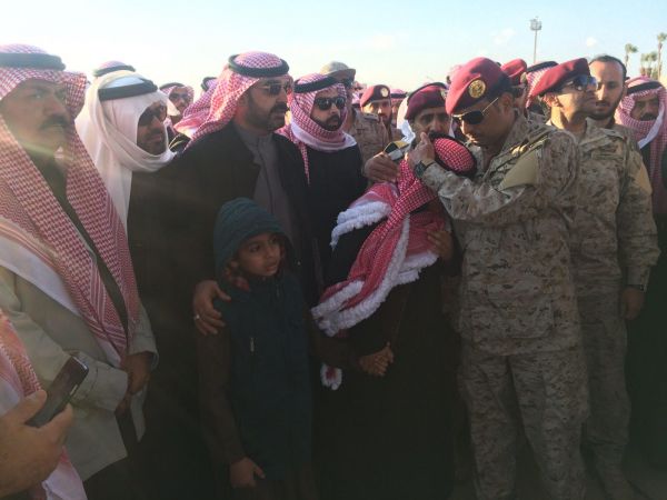 بالصور..  وصول جثمان العقيد السهيان إلى مطار الجوف بالسعودية