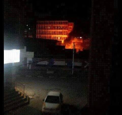 تفاصيل انفجار سيارة مفخخة أمام مقر حزب الإصلاح في كريتر بعدن (صور)