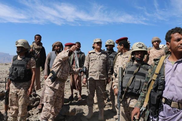 المقدشي يتجول في الخطوط الأمامية لجبهات القتال بمنطقة نهم شرق صنعاء