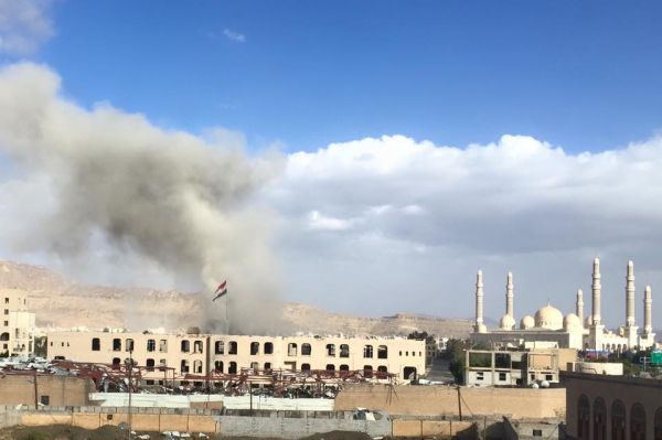 طيران التحالف يقصف معسكر "الأمن الخاصة" جنوب العاصمة صنعاء (صور)