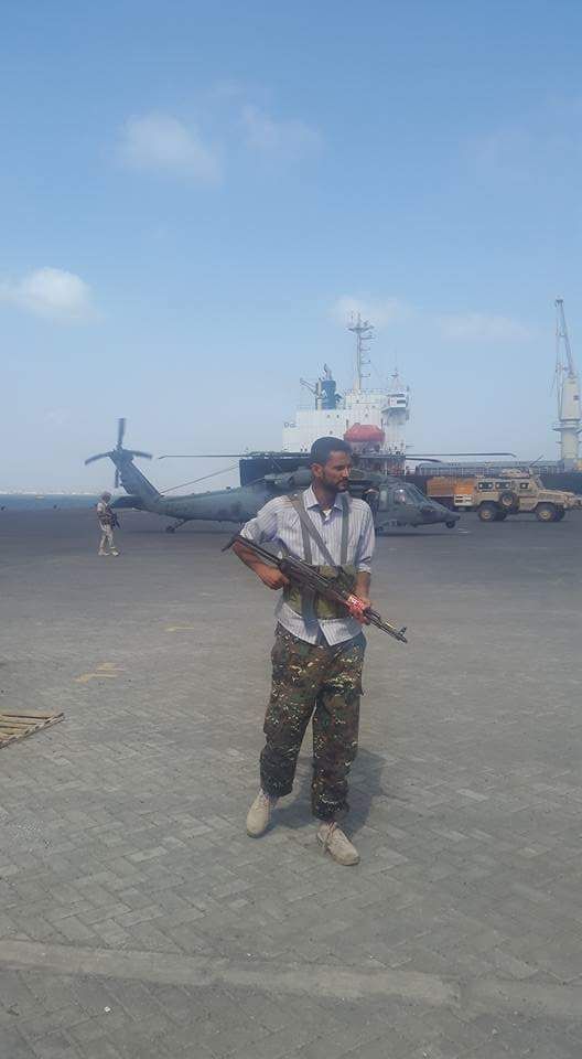 هادي يزور ميناء المعلا بعد يوم من المواجهات الدامية داخله ويحذر أصحاب الأهداف المشبوهة (صور)