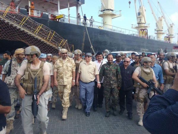 هادي يزور ميناء المعلا بعد يوم من المواجهات الدامية داخله ويحذر أصحاب الأهداف المشبوهة (صور)